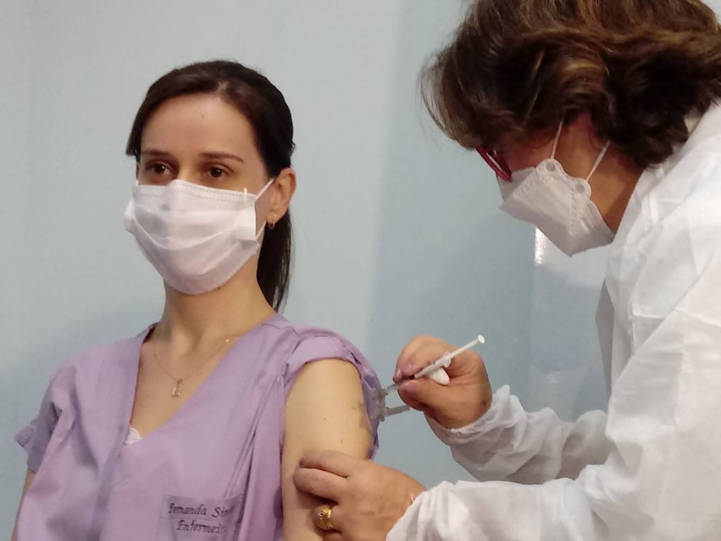 Déficit deixa trabalhador da linha de frente sem vacina