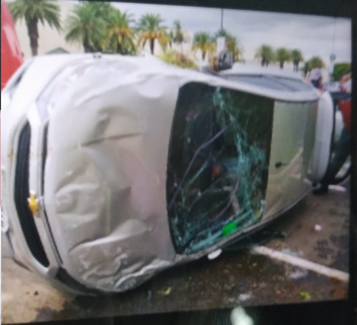 Dois ficam feridos em acidente de carro em shopping