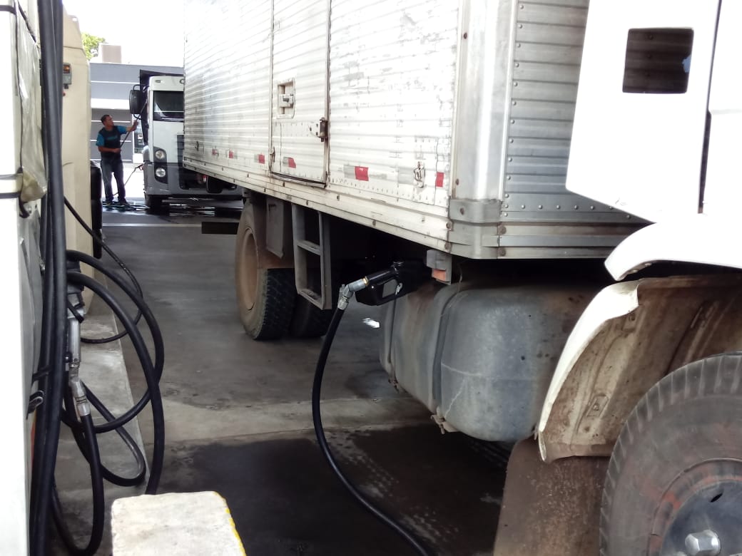 Caminhoneiros se revoltam com o reajuste no preço do diesel