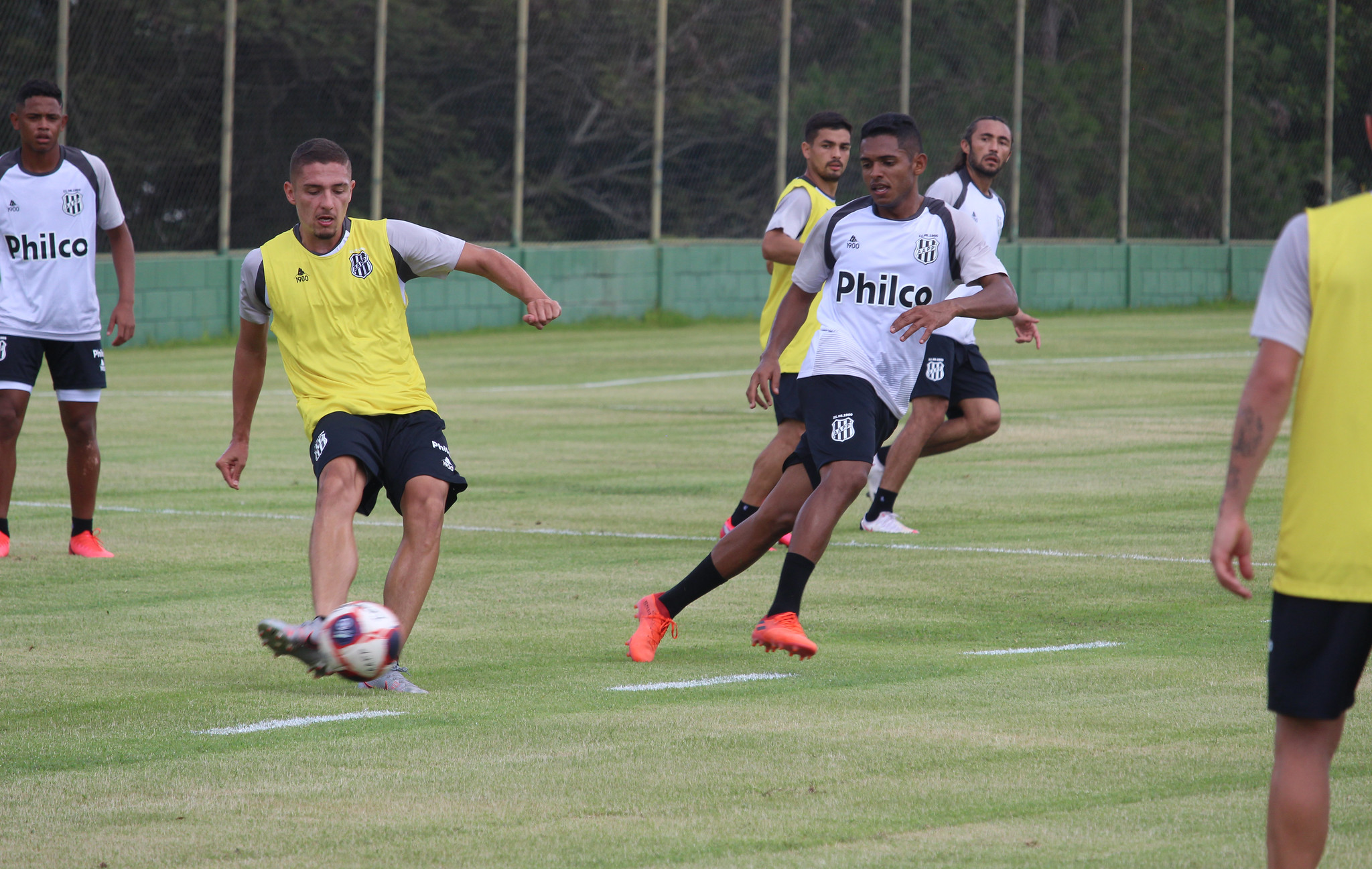 Moreno ensaia time titular com apenas um contratado