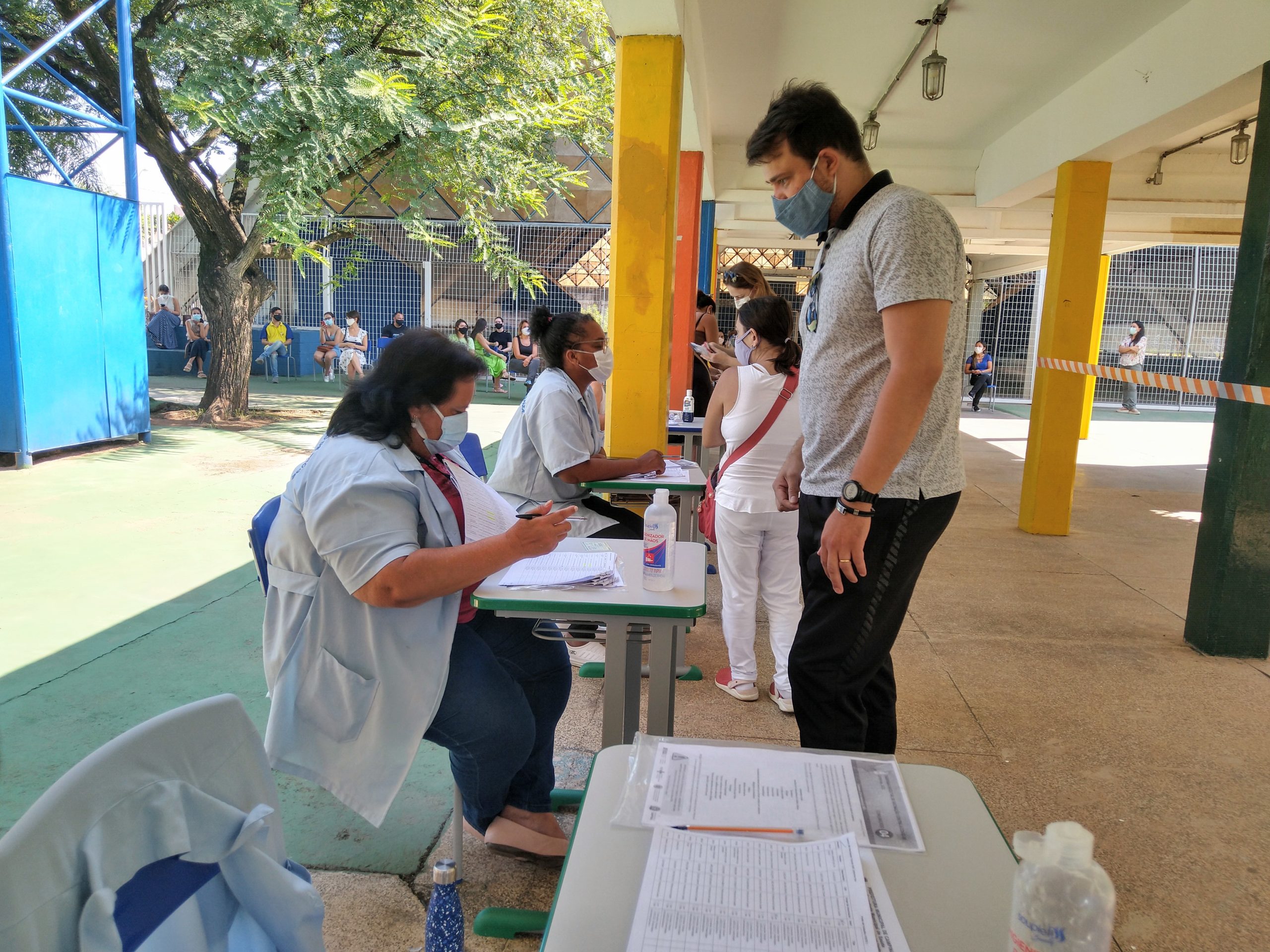 Sistema instável provoca filas em ponto de vacinação de Campinas