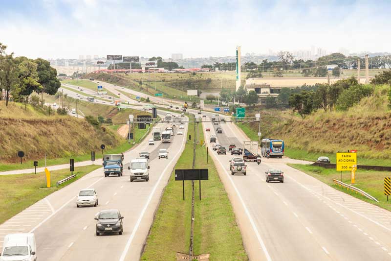 Vendas de veículos elétricos crescem e setor prevê alta de até 60% em 2022