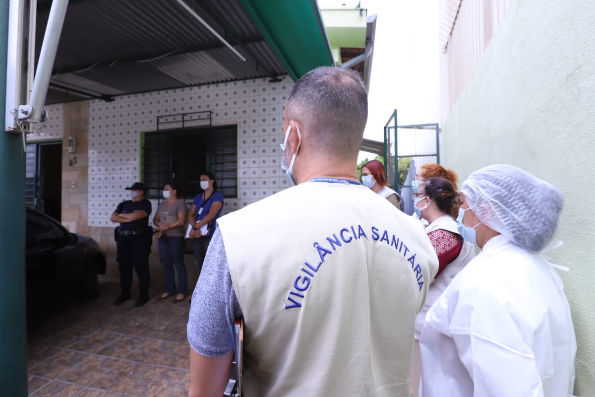 Fiscalização lacra e autua estabelecimentos