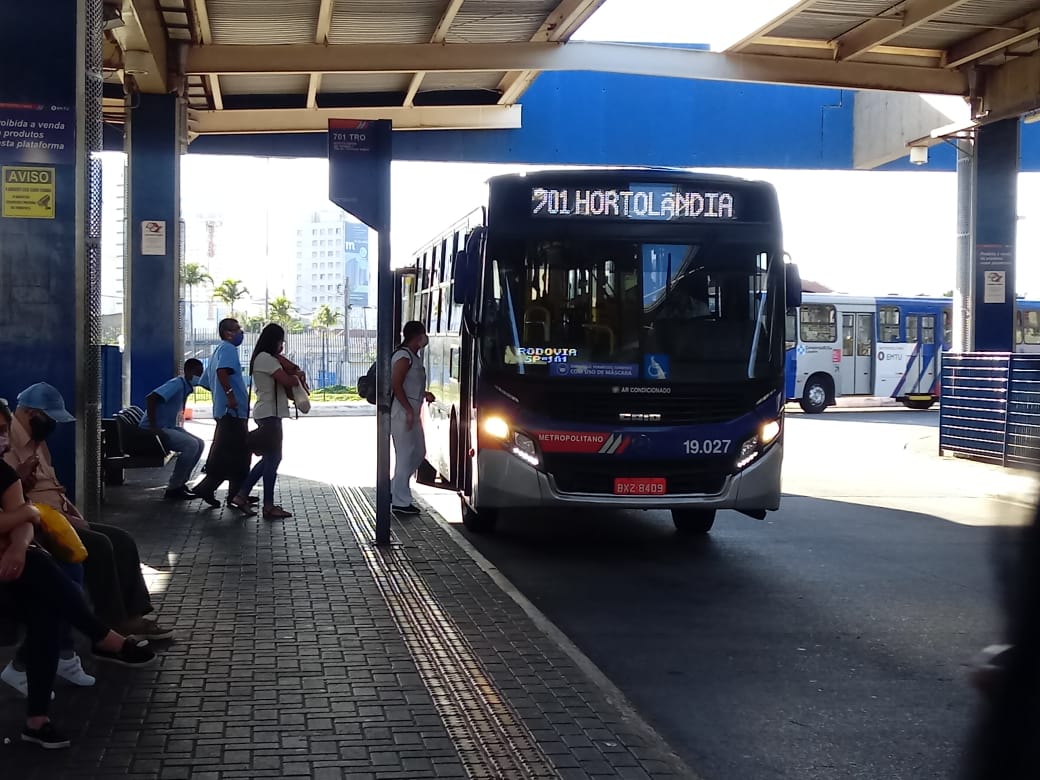 Aglomeração segue nos ônibus na Fase Vermelha