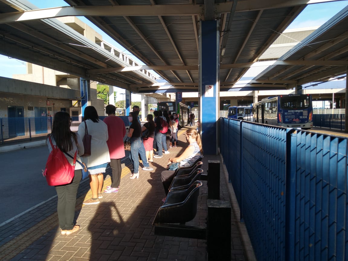 No primeiro dia da fase emergencial, passageira passa mal