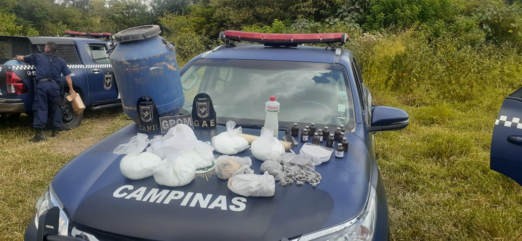 GM apreende cerca de 7kg de drogas enterradas em barris