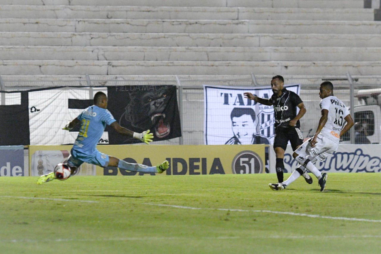 Ponte Preta domina e vence o Santos