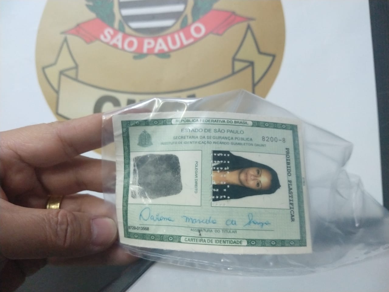 Polícia prende mulher que tentava abrir conta com RG falso