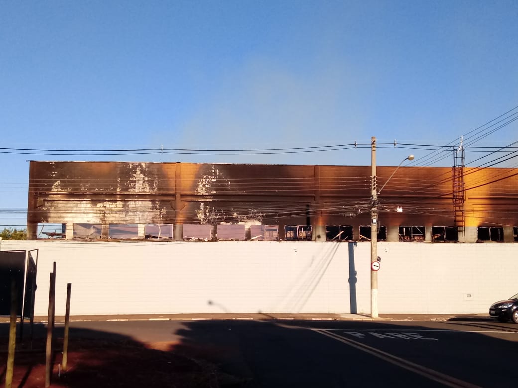 Causa de incêndio em supermercado ainda é apurada