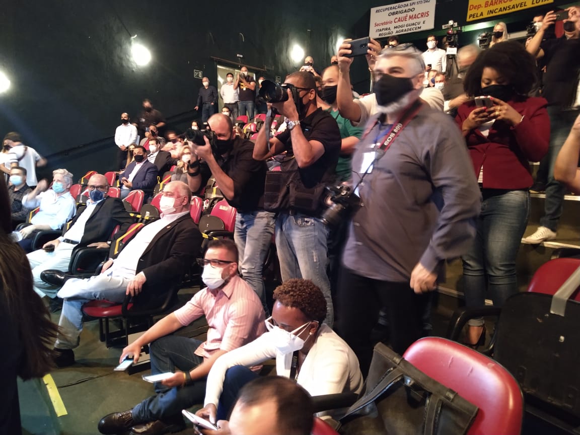 Em evento cheio, Doria critica aglomeração de adversário