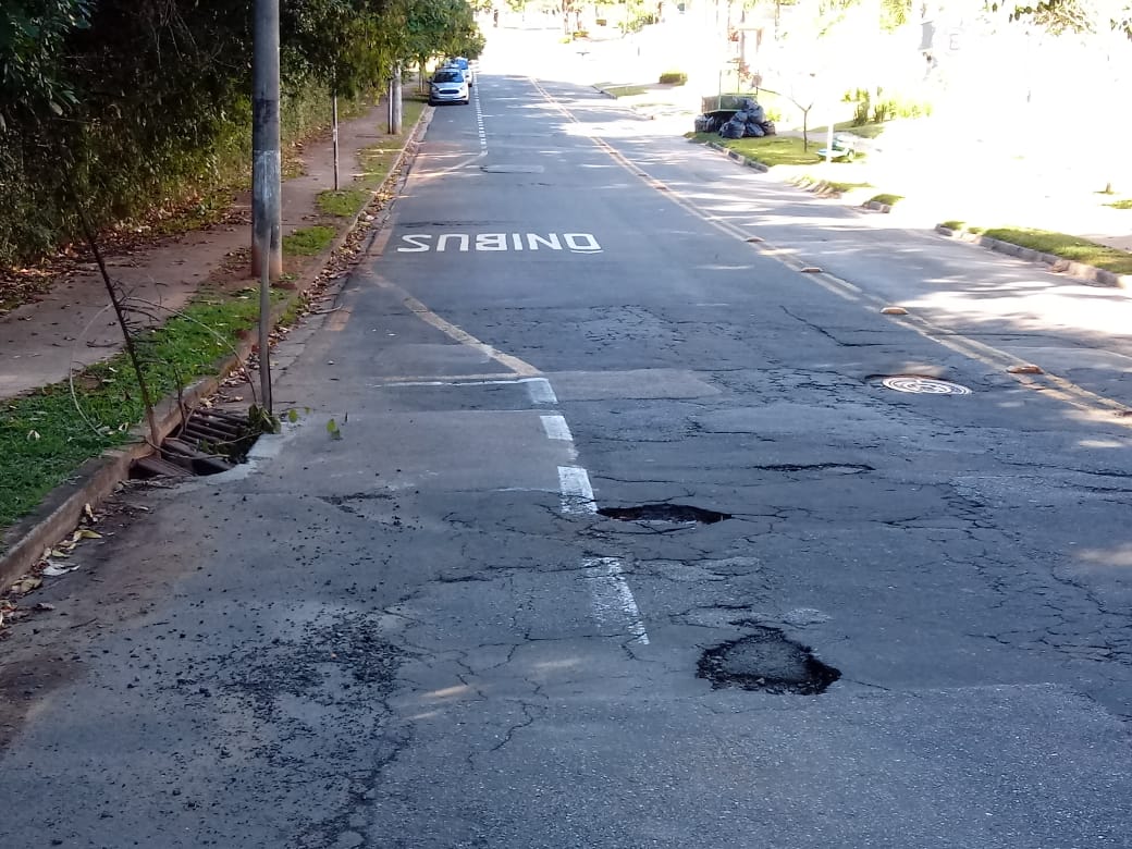 Buracos danificam veículos no Parque Prado, em Campinas