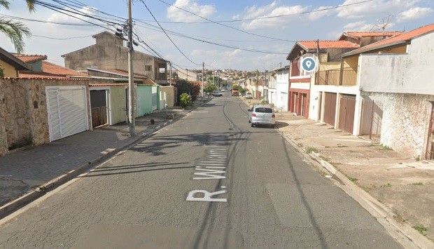 Caminhonete bate em carros e capota em Campinas