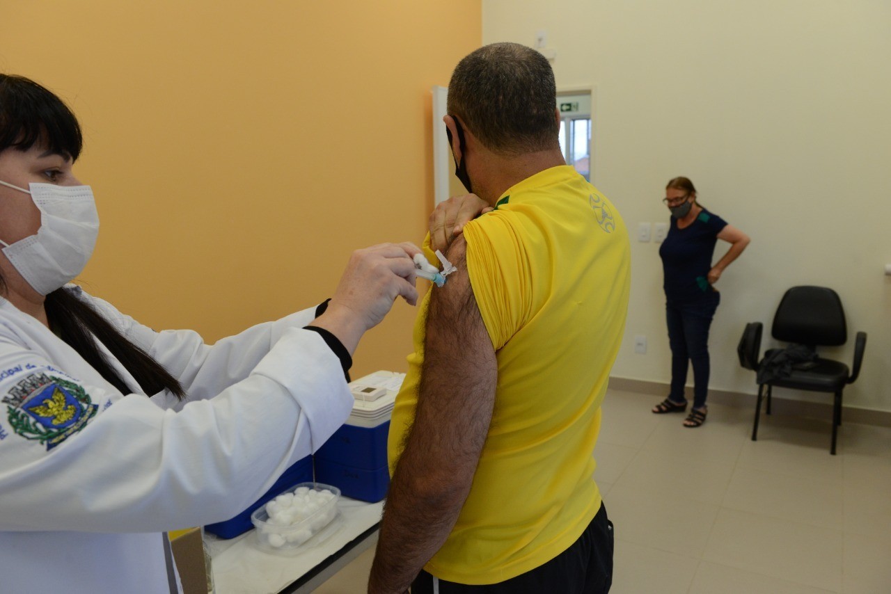 Mais de 21 mil doses da vacina são aplicadas nesta terça