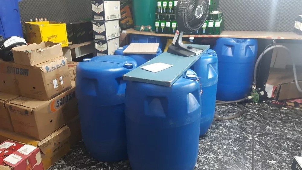 PM apreende mais de 3 mil litros de bebidas falsificadas