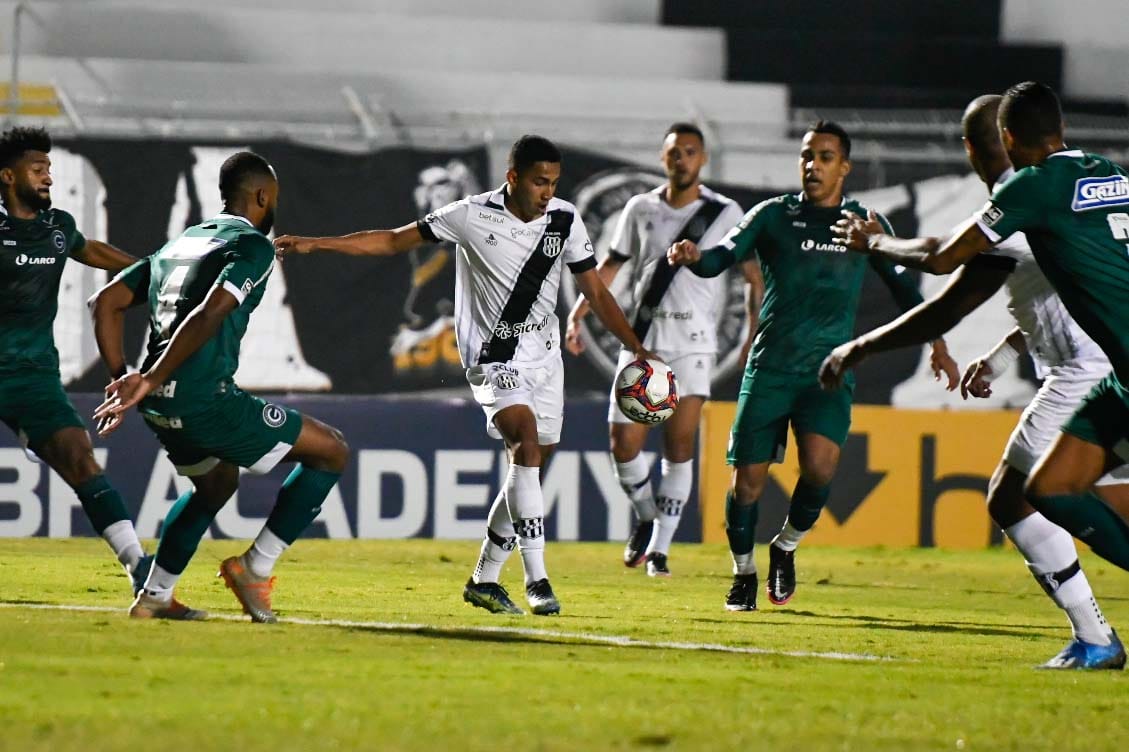 Ponte vacila e cede empate ao Goiás após abrir dois gols