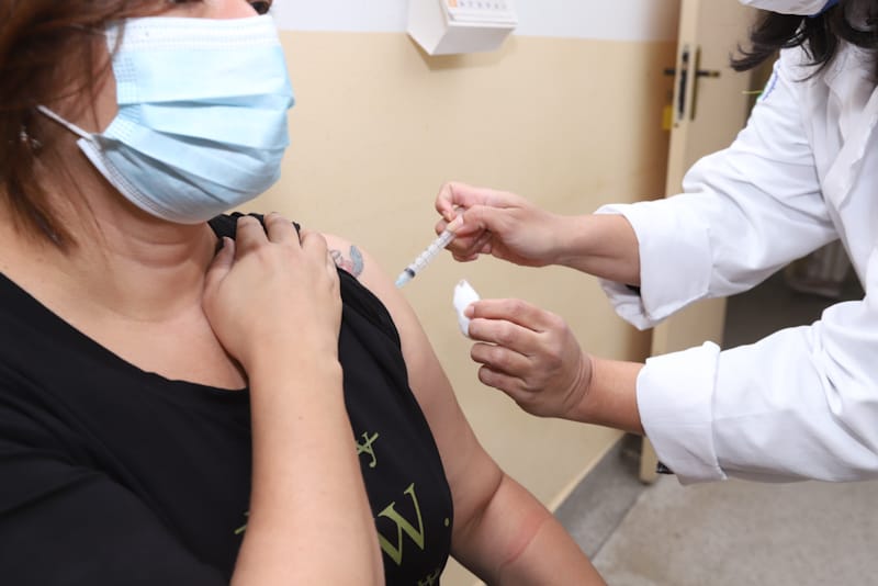 Primeira e segunda dose tem pouca variação em Campinas; Dose de reforço dispara