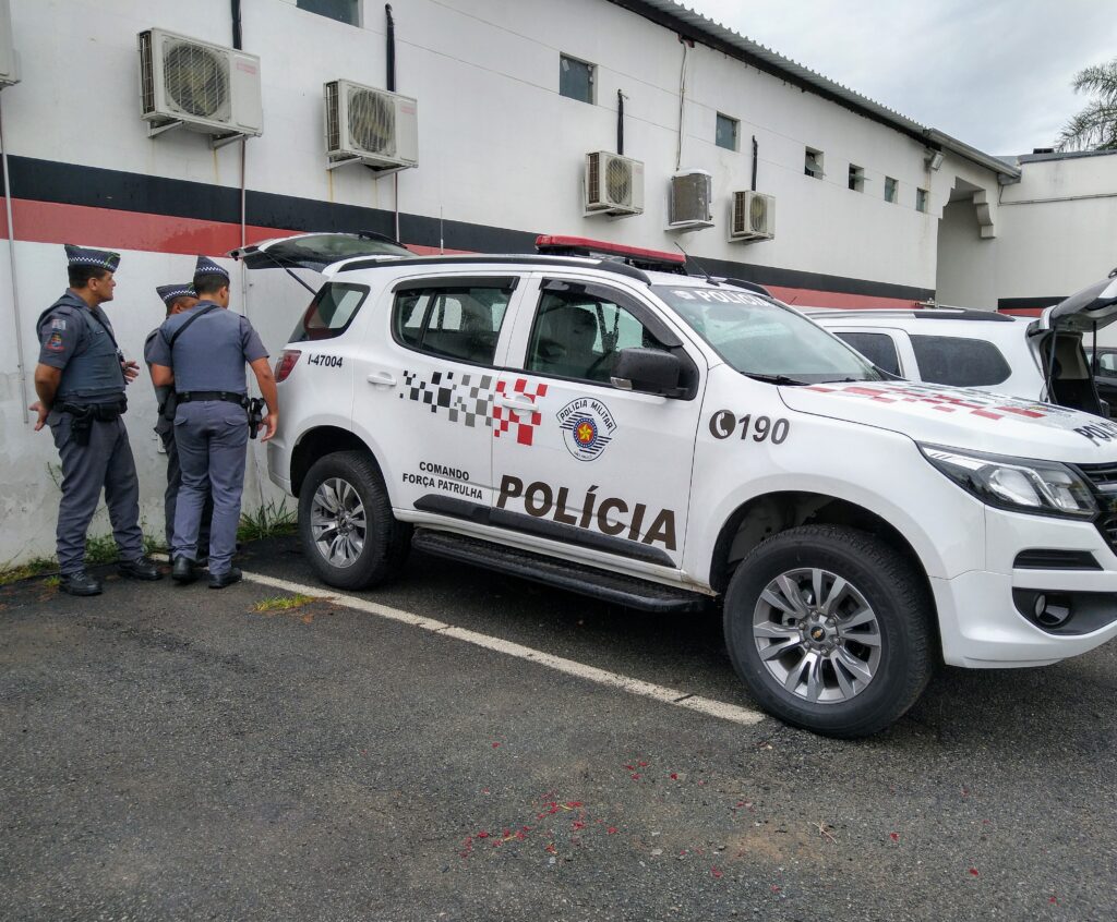 PM prende dois homens que invadiram uma casa e fizeram morador refém
