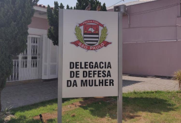 Mulher é agredida por companheiro em delegacia