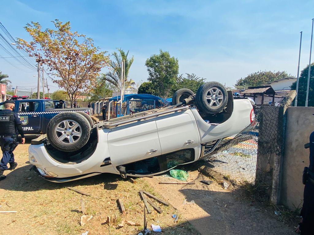 Bando em fuga capota carro e invade escola em Campinas