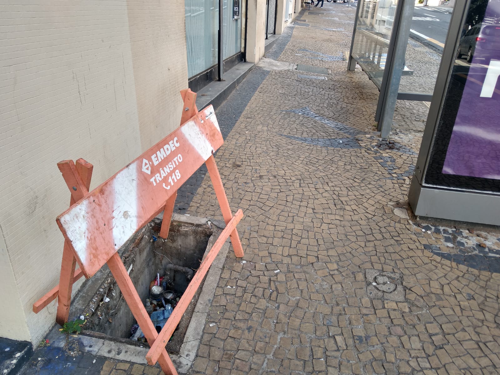 Buracos preocupam pedestres de Campinas