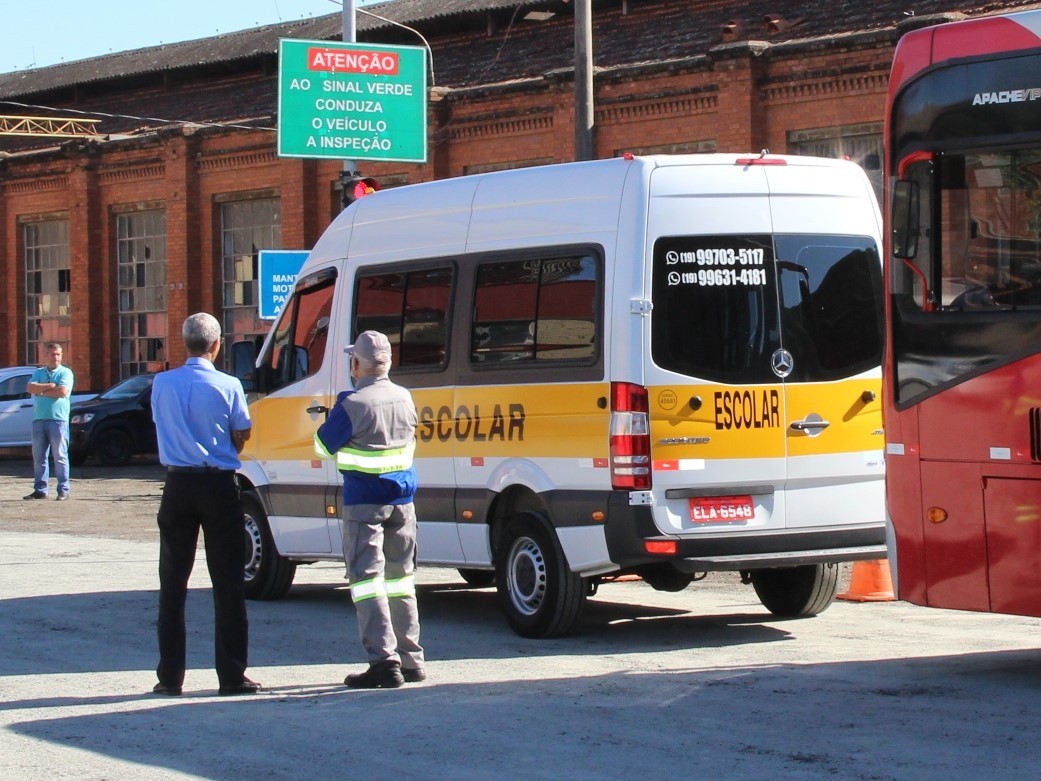 Motoristas de vans escolares seguem com dificuldades