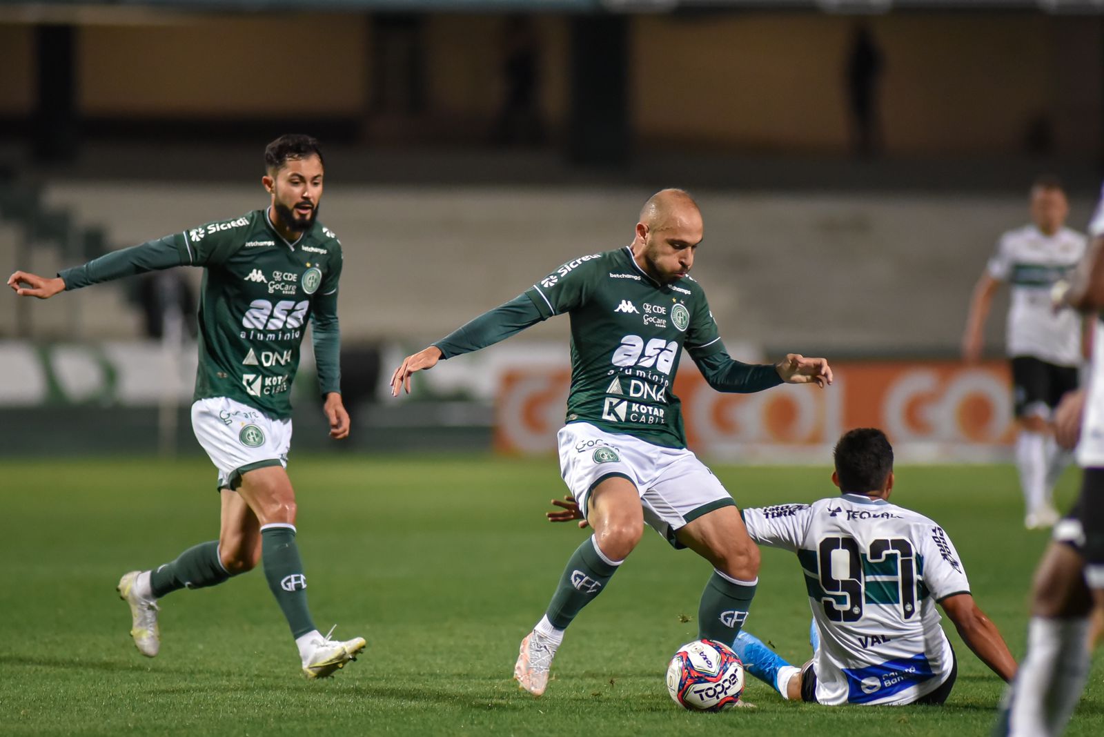 Guarani perde pênalti e sai derrotado pelo líder Coritiba