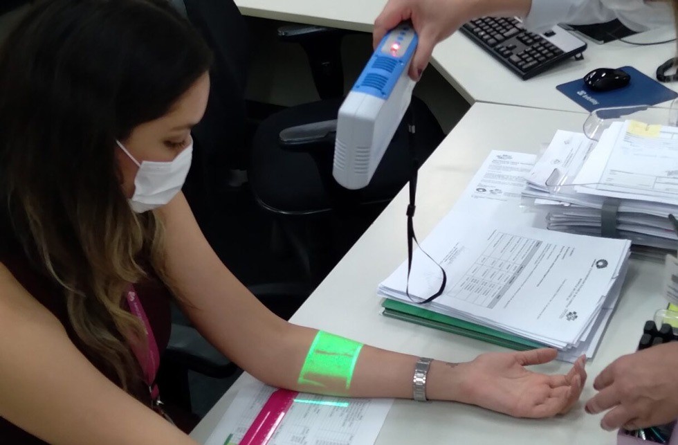 HC recebe equipamento para localizar vasos e veias