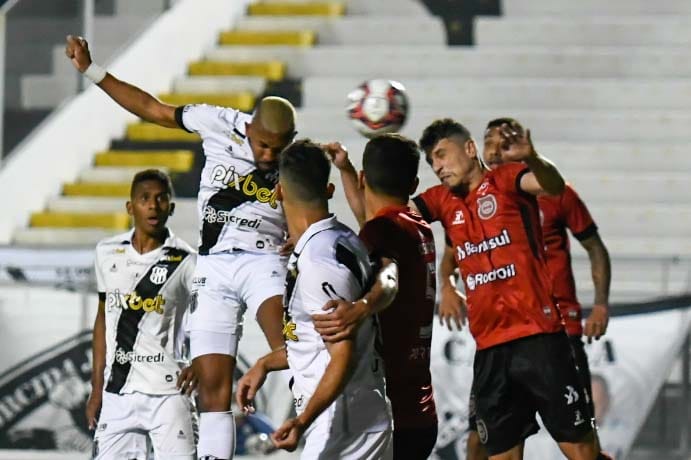 Ponte marca no fim e vence o Brasil de Pelotas