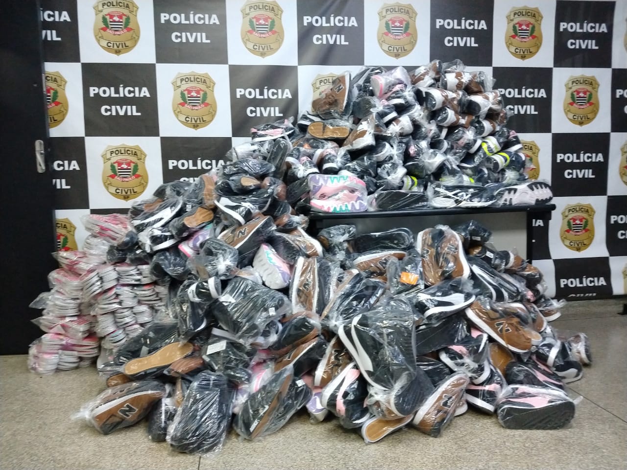 Polícia apreende cerca de 500 pares de tênis falsificados