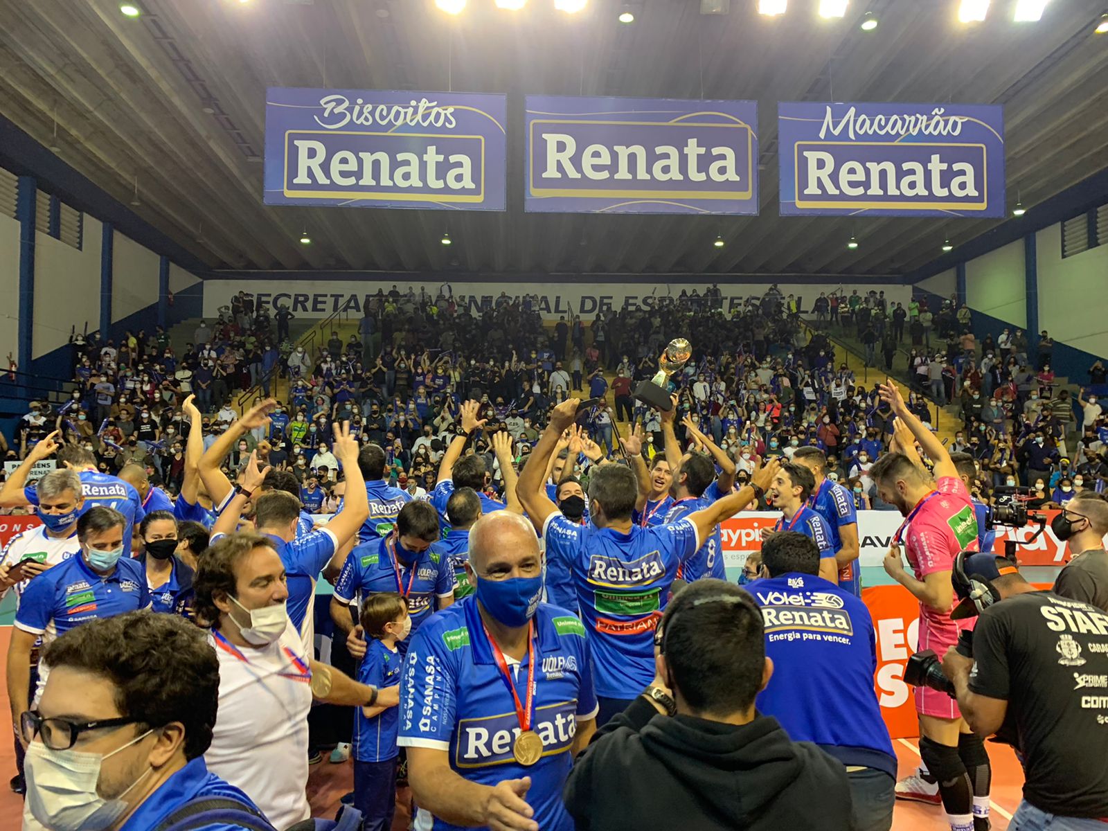 Vôlei Renata comemora primeiro título no Taquaral