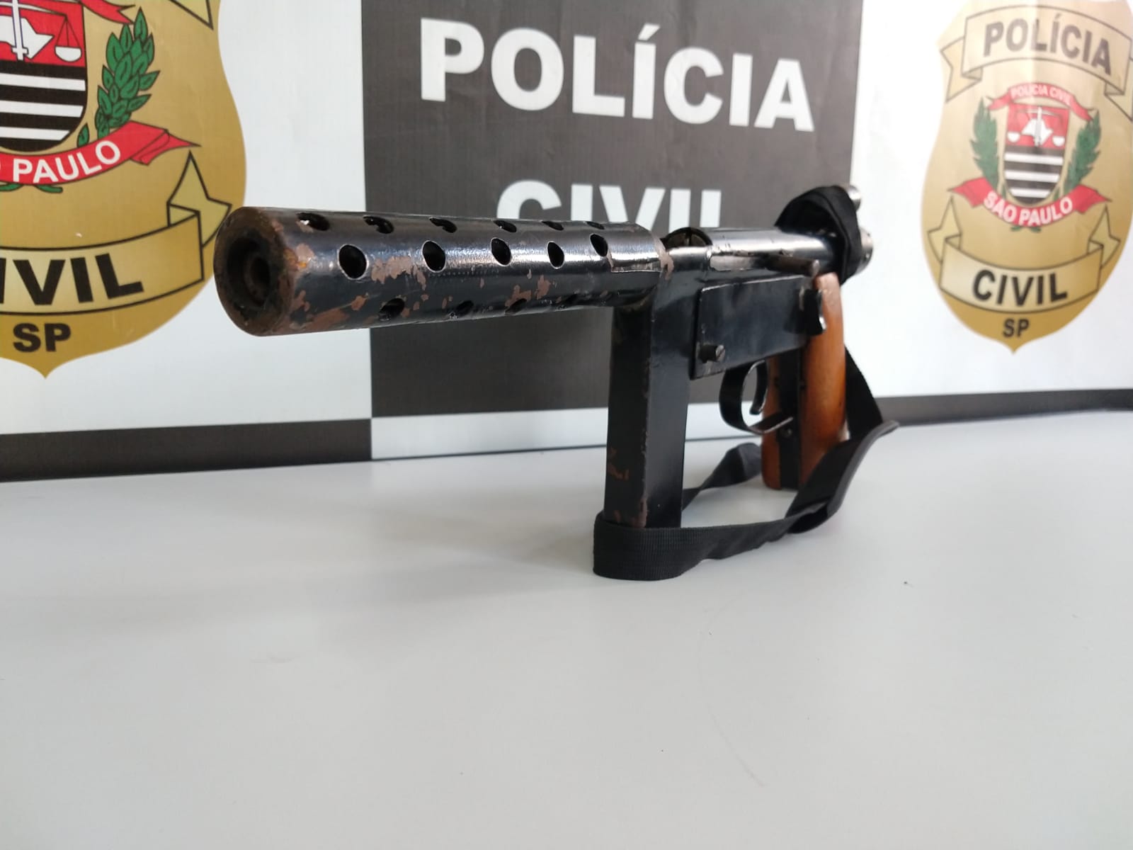 Homem é detido com submetralhadora e alega “defesa pessoal”