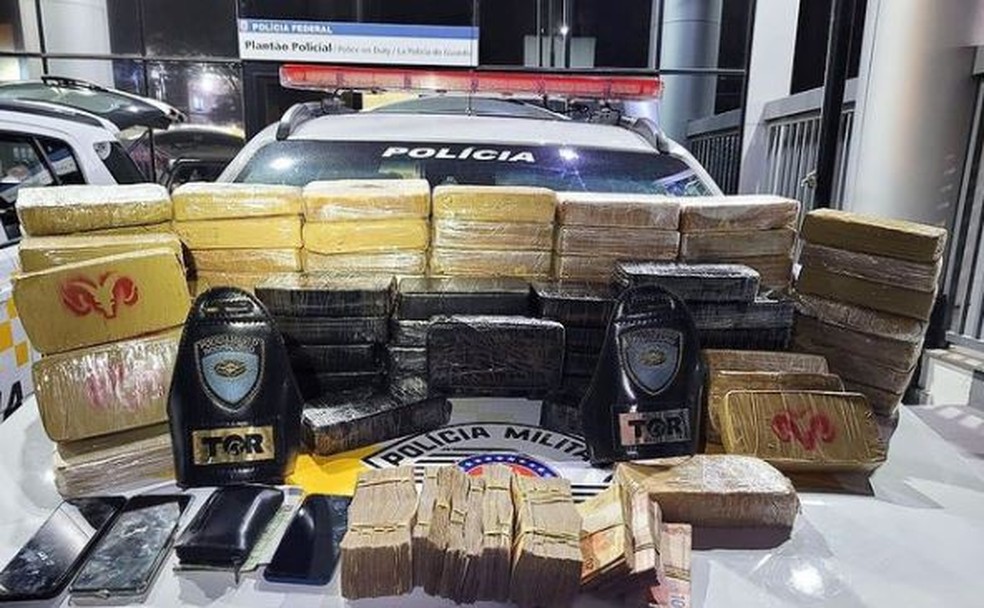 PM prende trio com drogas e R$ 40 mil em espécie