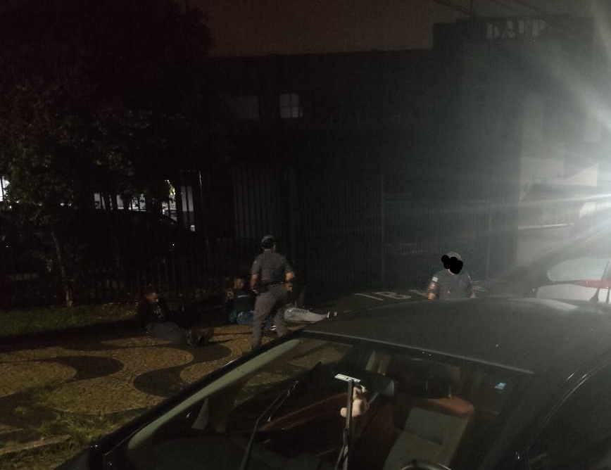 Trio rende família, rouba casa e acaba detido ao passar em frente ao Baep
