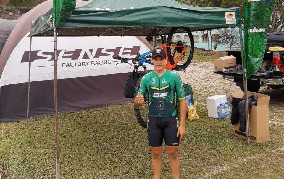 Campeão de ciclismo morre atropelado durante treino em Joaquim Egídio