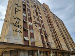 Prédios abandonados e depredados aceleram a degradação da região central
