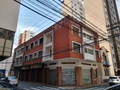 Prédios abandonados e depredados aceleram a degradação da região central