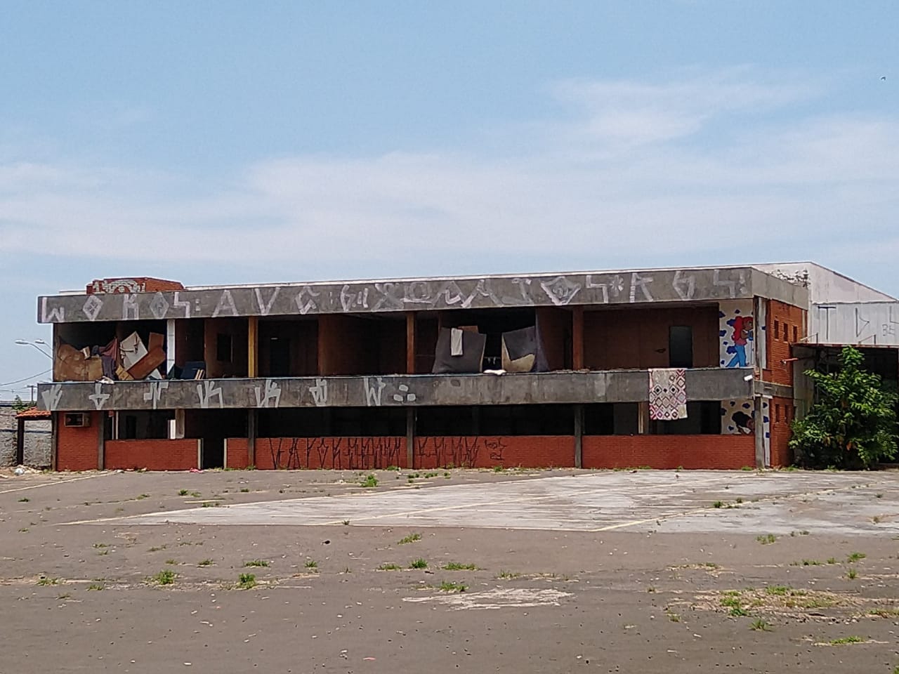 Prédios abandonados e depredados aceleram a degradação da região central