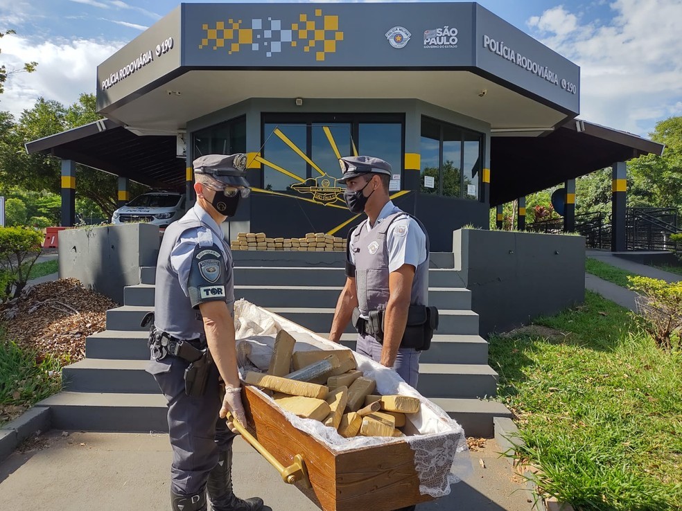 PM apreende maconha escondida em caixão funerário