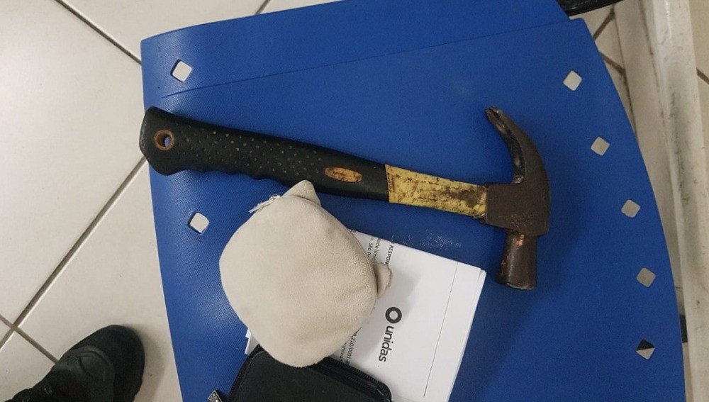 Adolescente usa martelo para roubar carro em Campinas