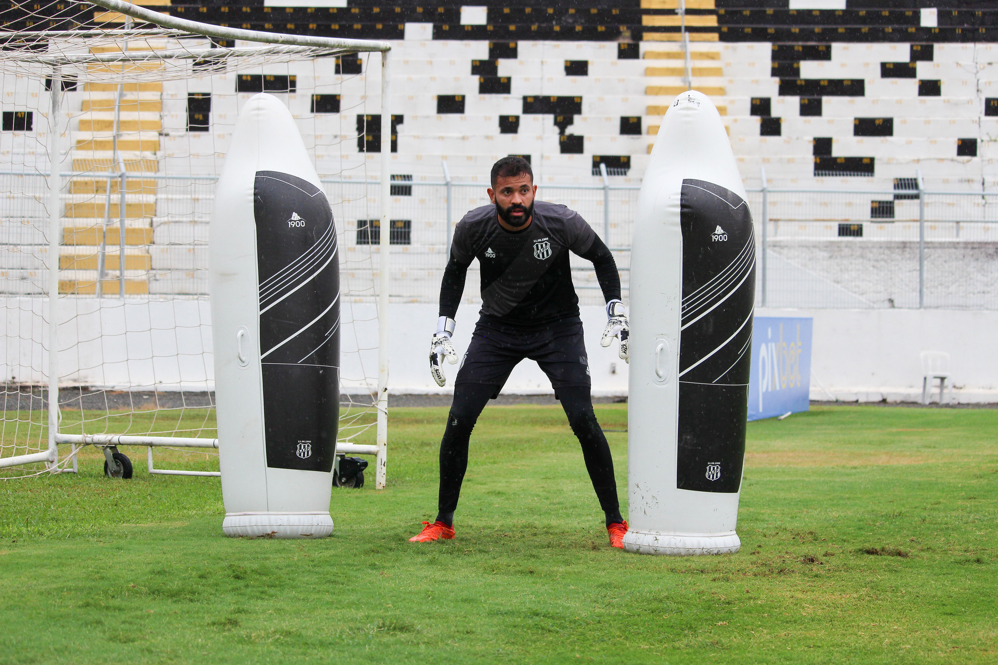 Ygor Vinhas renova contrato com a Ponte Preta