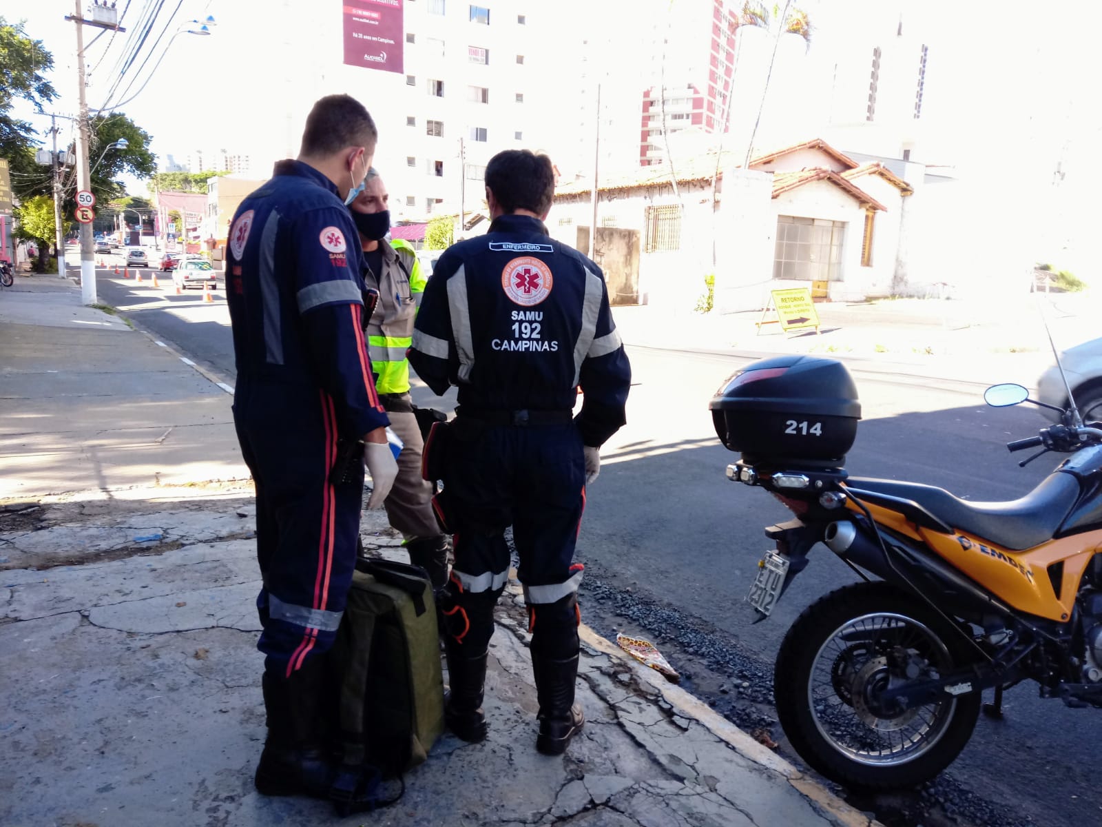 Agente da Emdec é atingido por moto em teste de faixa reversível