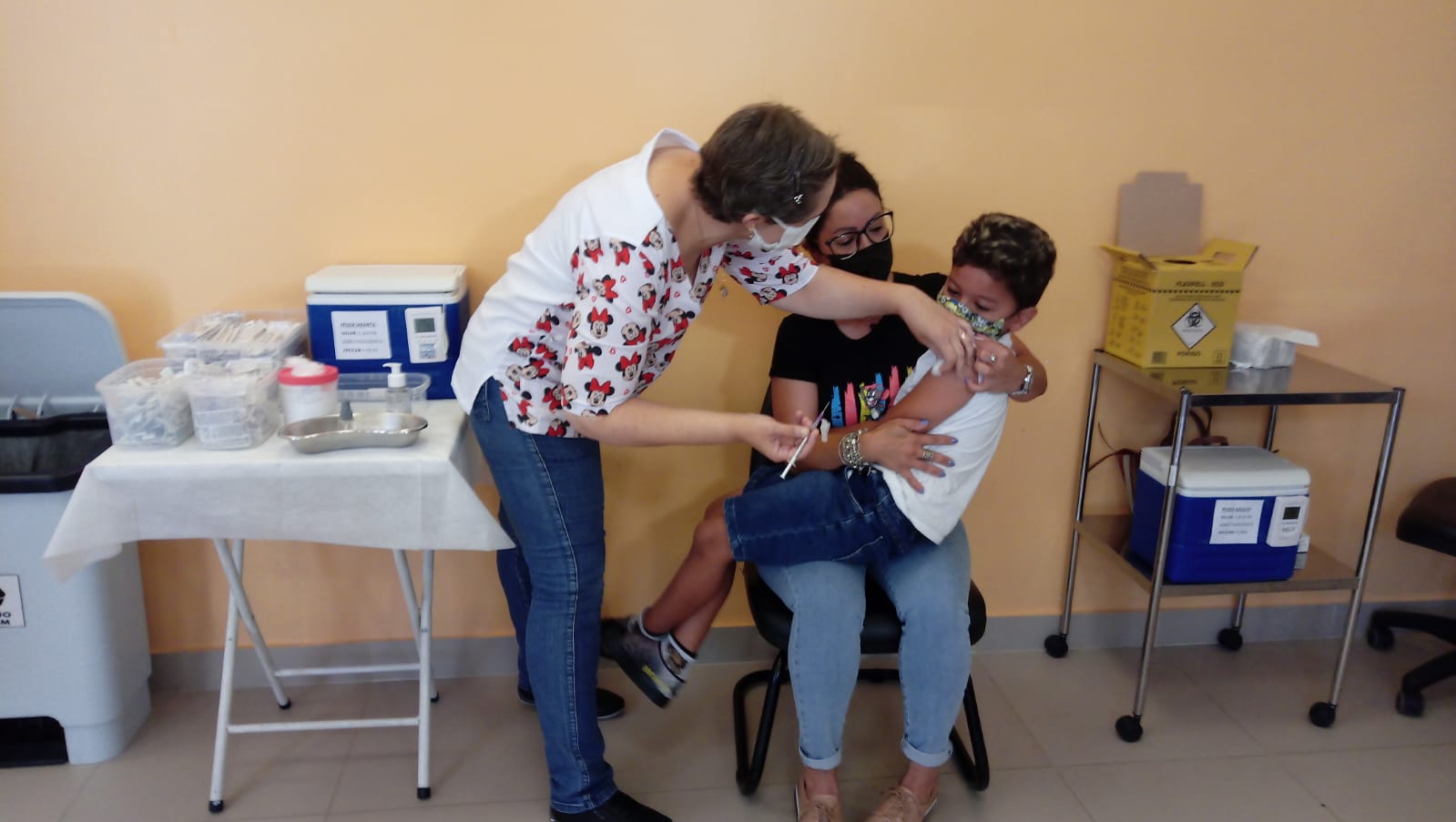 Vacina aumenta segurança para volta às aulas, diz pediatra