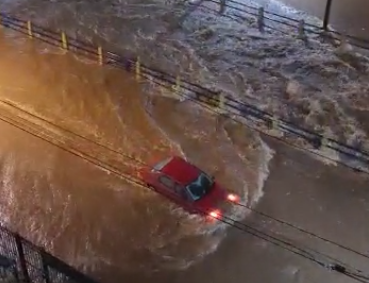 Tempestade causa alagamento e arrasta carros em Campinas