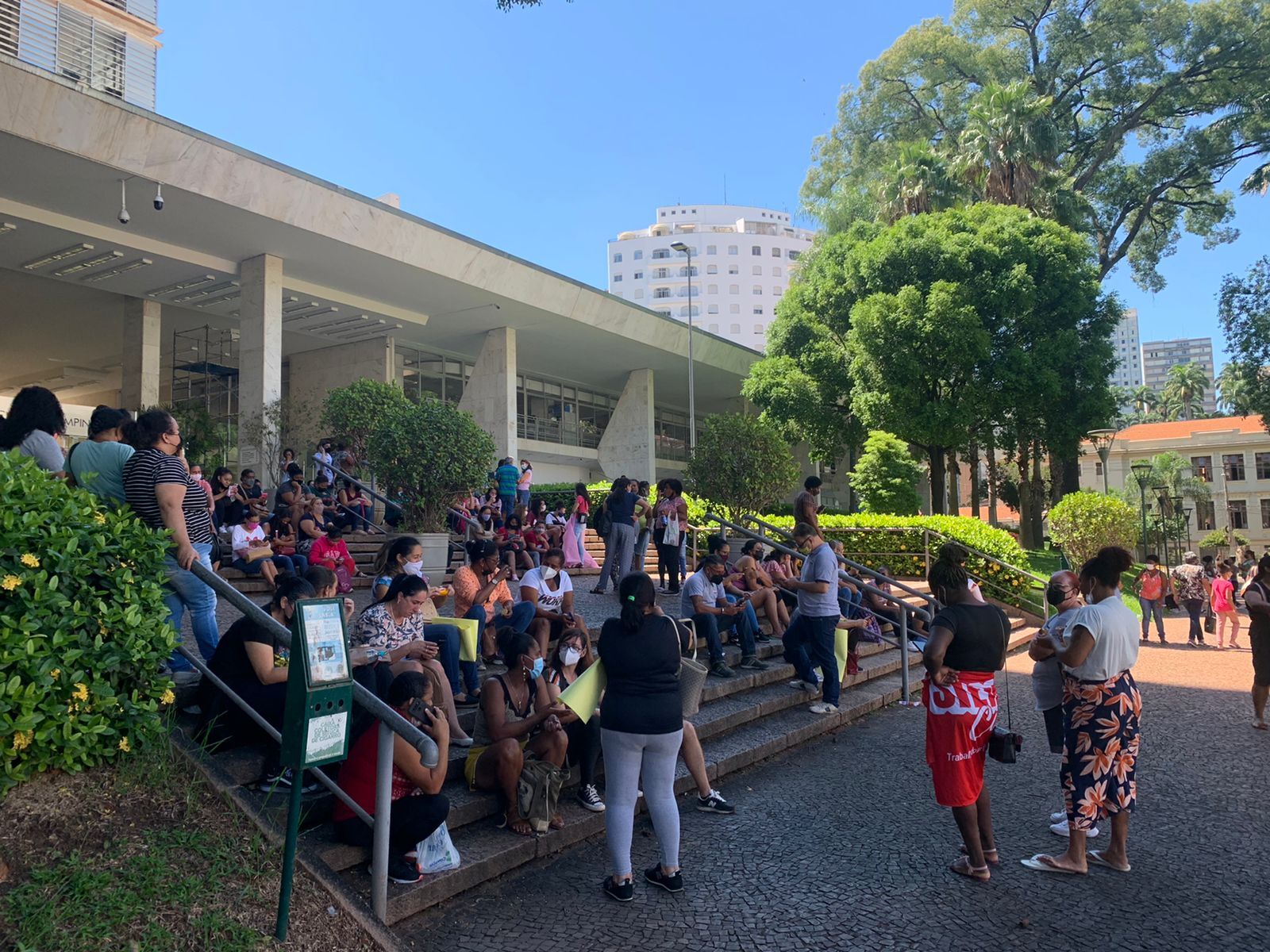 Escolas são afetadas por paralisação de funcionárias da limpeza em Campinas