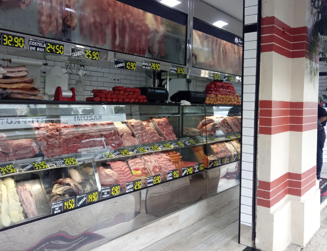 Com carne bovina cara, consumidor recorre às carnes de aves e suína
