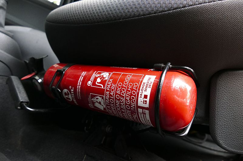 Extintor de incêndio no carro não é obrigatório, mas ainda pode render multa se estiver vencido