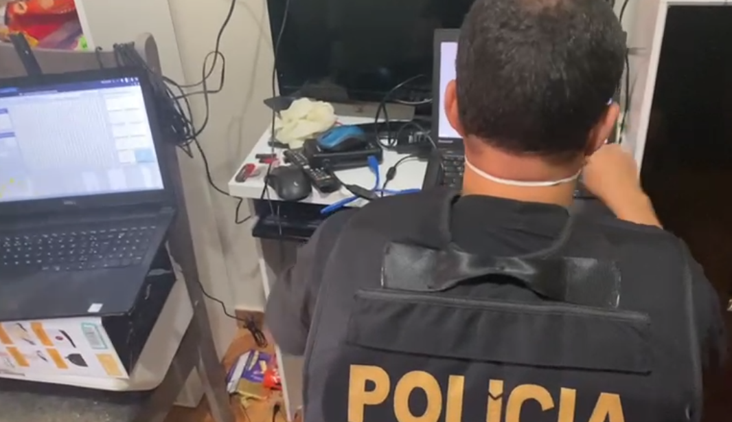 Polícia Federal prende um por posse de material pedofílico