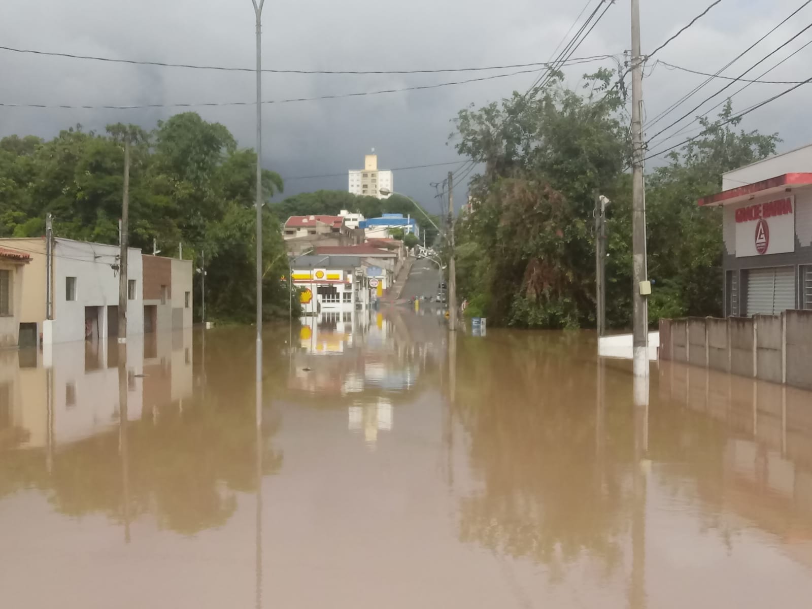 População de Capivari fica ilhada na pior enchente da história da cidade