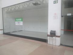 Fechamento do Extra Abolição deixa galeria de lojas em situação ruim
