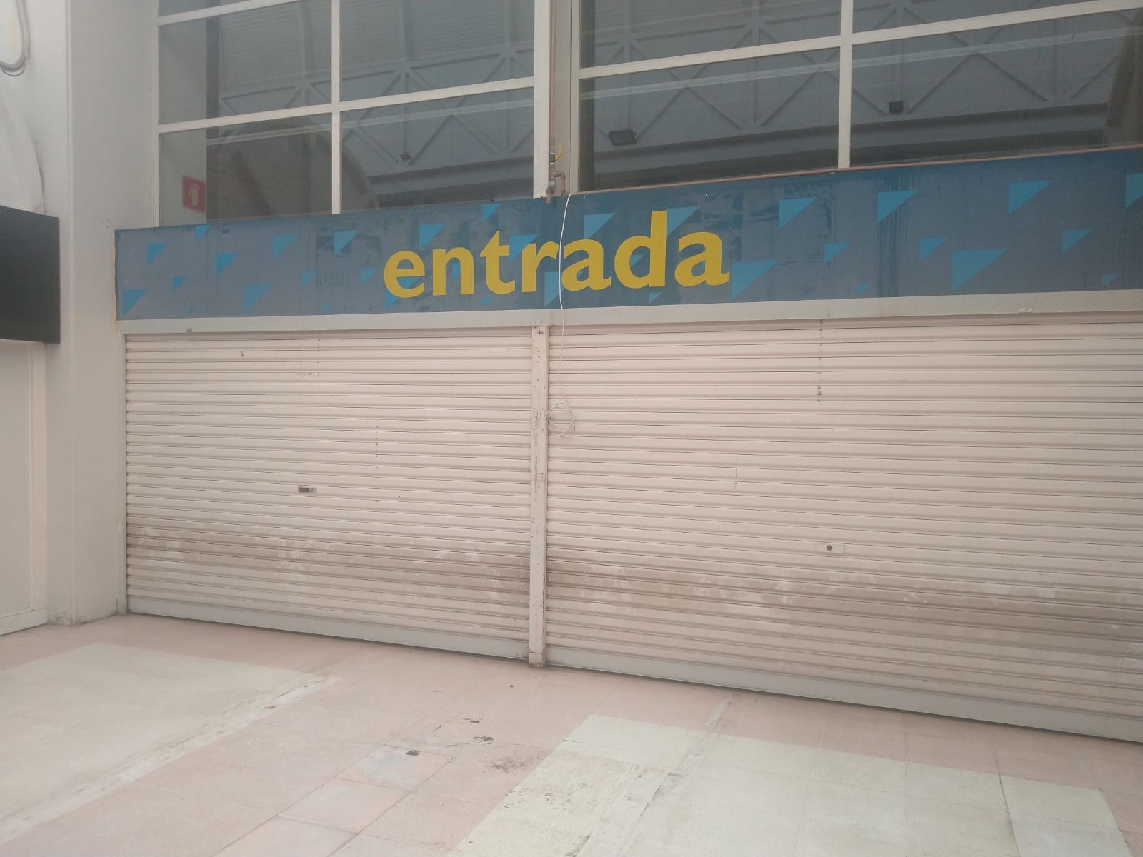 Fechamento do Extra Abolição deixa galeria de lojas em situação ruim